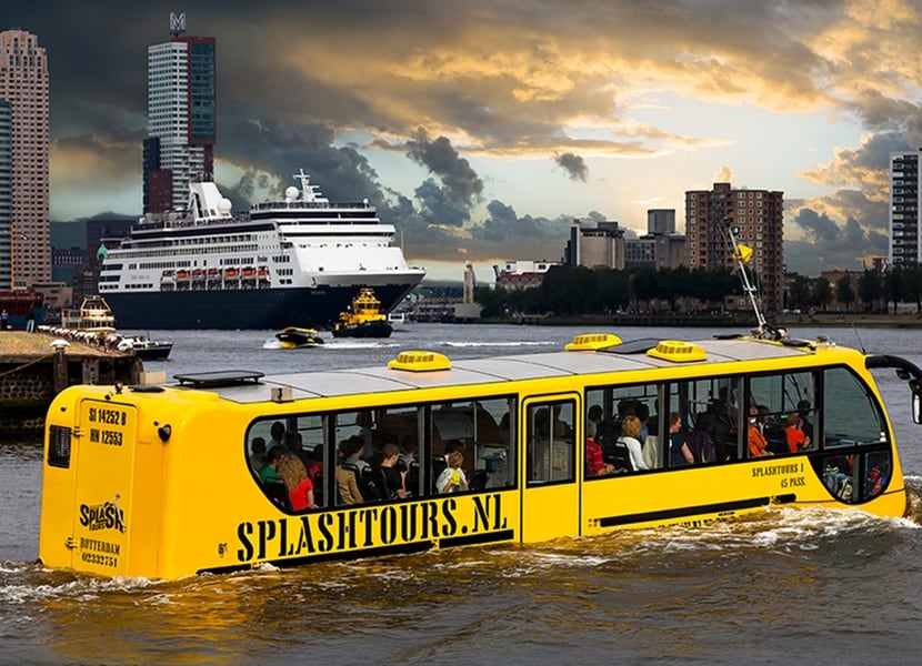 Splashbus Rotterdam vaart door de haven.
